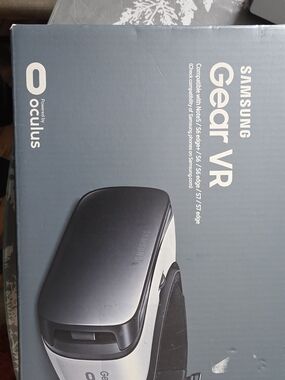 Samsung Gear VR Headset - White and Gray